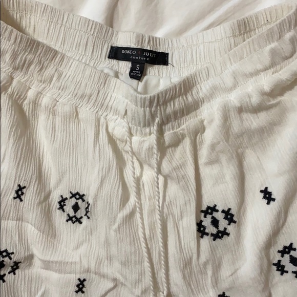 Romeo & Juliet Couture White Shorts - Picture 2 of 2